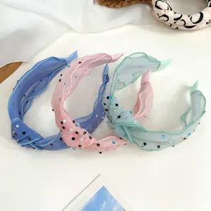 Detail van pastel mesh haarbanden met kleurrijke strass-steentjes en knoopontwerp