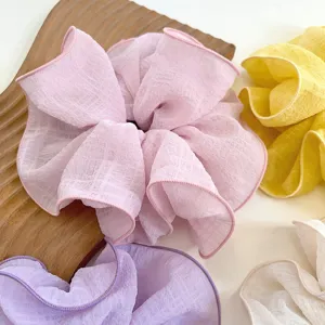 Primer plano de elegantes coleteros con volantes y textura de cuadros suaves en colores