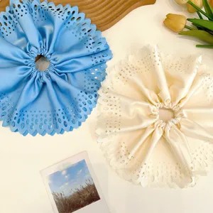 Gros plan sur les chouchous plissés évidés surdimensionnés bleu et crème