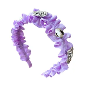 Elegantes lila gerafftes Stirnband mit silberner Rose und Metallic-Kugel-Verzierung
