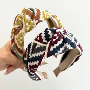 Nahaufnahme von ethnisch bestickten, geknoteten Haarbändern für ein elegantes Styling.