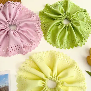 Détail de chouchous surdimensionnés à plis évidés en rose pastel, vert et jaune pâle