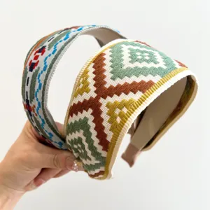Detailansicht des breiten Stirnbands im Ethno-Stil mit bunter geometrischer Stickerei