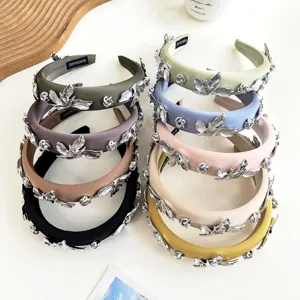 Bandeaux rembourrés avec accents floraux métalliques pour une coiffure à sommet haut