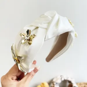 Serre-tête élégant en satin blanc orné de fleurs métalliques 3D dorées et cristaux