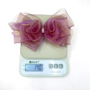 Vue détaillée montrant le poids de 14,0 g de la barrette à nœud en organza dégradé violet et or