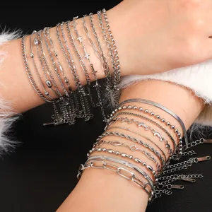 Nahaufnahme von minimalistischen 304L Edelstahl Silber Armbändern im Set für Damen