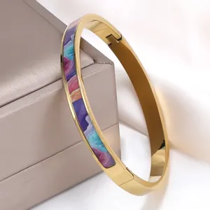 Detailansicht eines goldenen Armreifs mit Vintage-Emaille-Ölgemäldemuster