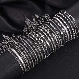 Nahaufnahme verschiedener Edelstahl-Kettenarmbänder für Damen in silbernem Finish