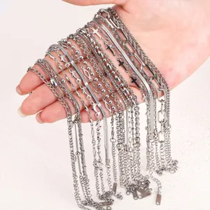 Nahaufnahme von verschiedenen 304L Edelstahl zierlichen Kettenarmbändern Set für Damen