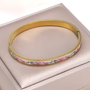 Detailansicht des mit 18 Karat vergoldeten Edelstahlarmbands mit Vintage-Blumen-Emaille