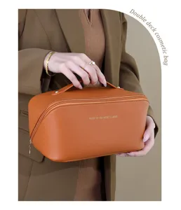 Vue détaillée d'une trousse de toilette marron en cuir PU à double pont avec poignée et fermetures.