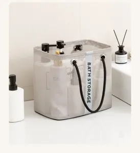 Dettaglio della borsa da doccia in rete con grande capacità e manici resistenti per bagno.