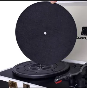 Vista detallada de un tapete antideslizante de fieltro negro sobre un tocadiscos de vinilo
