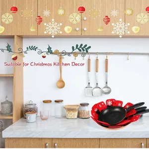 Rode sneeuwvlok vilt panbeschermers in een mooie feestelijke kerstkeuken decoratie