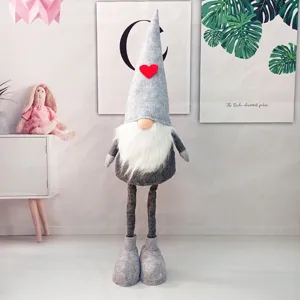 Grote staande grijze kerstgnome met rood hart en lange benen in een Nordic kamerstijl