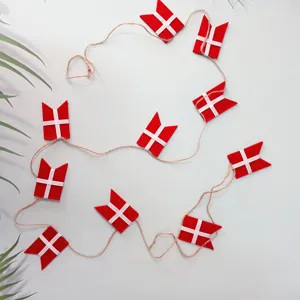Ghirlanda festiva rossa e bianca con bandiere in feltro e spago di iuta decor