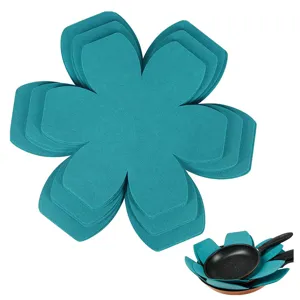 Protezioni per pentole in feltro color foglia di tè a forma di fiore per impilare padelle.