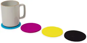 Set aus bunten runden Filzuntersetzern in Blau, Magenta, Gelb und Schwarz für Tassen