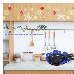 Set van blauwe vilten panbeschermers met sneeuwvlokontwerp voor kerstkeukens.