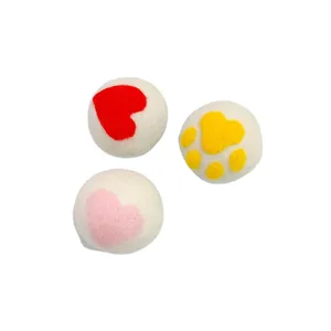 Set di tre palline per asciugatrice in lana fatte a mano con cuori e zampa gialla