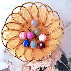 Gekleurde handgemaakte wolviltballen voor kerstmis DIY knutselwerkjes en kransen
