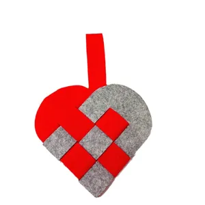 Ornamento a cuore in feltro intrecciato rosso e grigio fatto a mano per l'albero di Natale