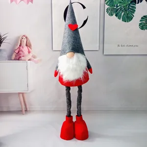 Verstelbare kerstkabouter met lange benen en rood hartdetail op een grijze vilten hoed