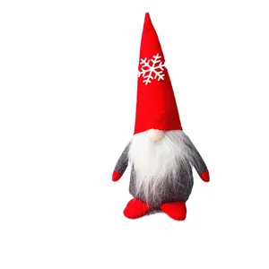 Feestelijke kerstgnompop met rode sneeuwvlokhoed en een hele lange witte pluche baard