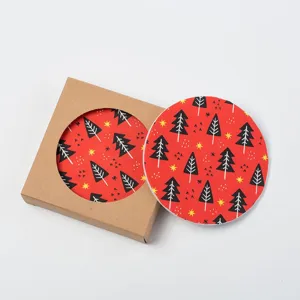Nahaufnahme eines roten Filz-Weihnachts-Untersetzers mit Baummuster und Kraftpapierbox