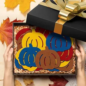 Posavasos de fieltro de colores con forma de calabaza en una elegante caja de regalo.