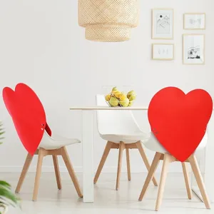 Fundas de fieltro rojo con forma de corazón decorando un comedor moderno y muy iluminado