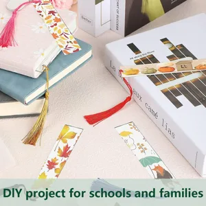 Détail des marque-pages par sublimation DIY avec des glands colorés sur des livres