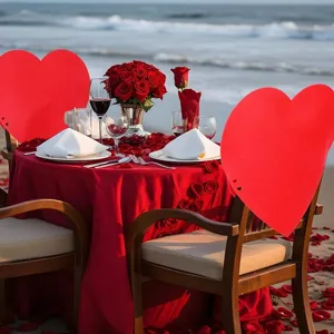 Detalle de fundas de silla de fieltro en forma de corazón rojo para decoración San Valentín.