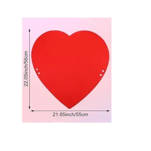 Dimensiones detalladas de la funda de silla de fieltro roja con forma de corazón para San Valentín
