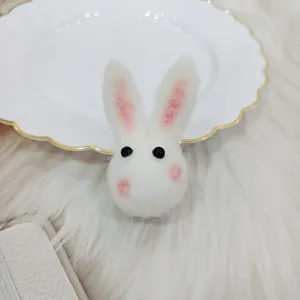 Decorazione pasquale a forma di coniglio in feltro di lana bianca fatta a mano.