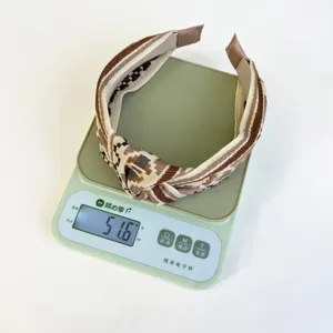 Ethno-Stil Stoffstirnband mit einem Gewicht von 51,6 g auf einer digitalen Waage