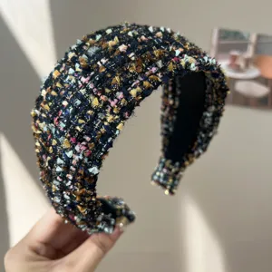 Gros plan détaillé montrant la texture complexe en tweed coloré d'un bandeau rembourré.