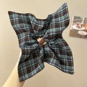 Großes französisches Retro-Karo-Haargummi mit blau-kaffeebraunem Karomuster für Damen