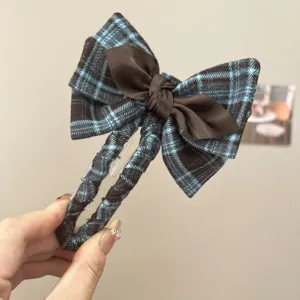 Detail der französischen Vintage-Schleife mit blau-braunem Karomuster für Haare