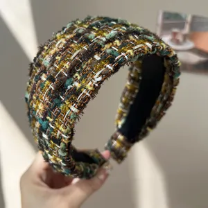 Gros plan d'un serre-tête en tweed multicolore à texture bouclée riche