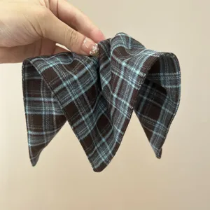 Detailansicht eines vintage blau-braun karierten Stoff-Haar-Accessoires im französischen Stil