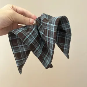 Detailaufnahme einer blau-braun karierten Stoffschleife mit französischem Retromuster