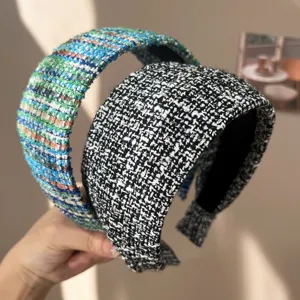 Détail de la texture du serre-tête en tweed à couronne haute, bleu et noir