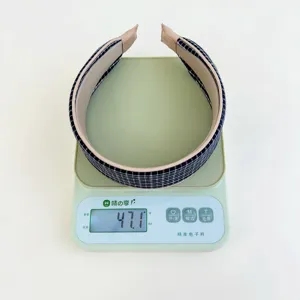 Detailed weight measurement of the blue plaid wide headband at 47.1g