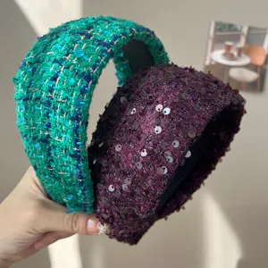 Gros plan détaillé de serre-têtes en tweed avec des paillettes en vert et violet foncé