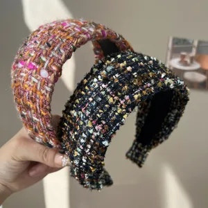 Vue détaillée de deux serre-têtes en tweed colorés avec tissage texturé