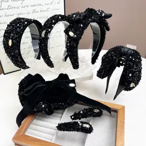 Gedetailleerde weergave van zwarte pailletten haarbanden en haarspeldjes accessoires