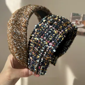 Vue détaillée montrant la texture épaisse du tweed et les motifs des serre-têtes
