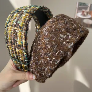 Vue détaillée montrant la texture épaisse du tissu en tweed des bandeaux stylés